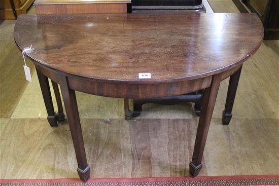 D-shaped mahogany side table(-)